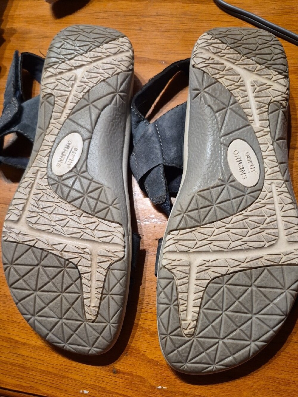 Earth Origins Women's Gray Suede Strap Sandals - Picture 8 of 9